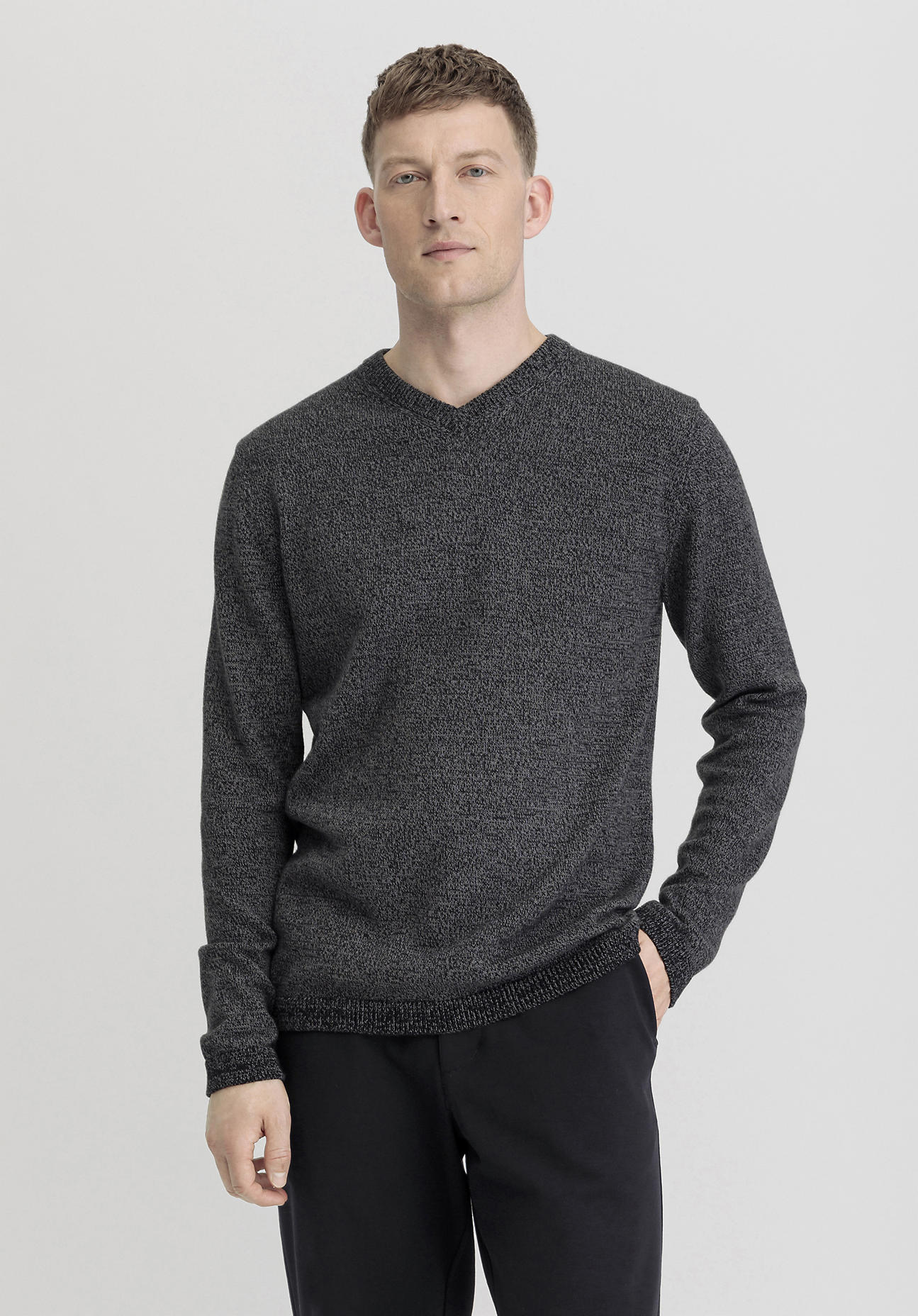 hessnatur Herren V-Pullover Regular aus Bio-Baumwolle mit Bio-Merinowolle - grau Größe 56