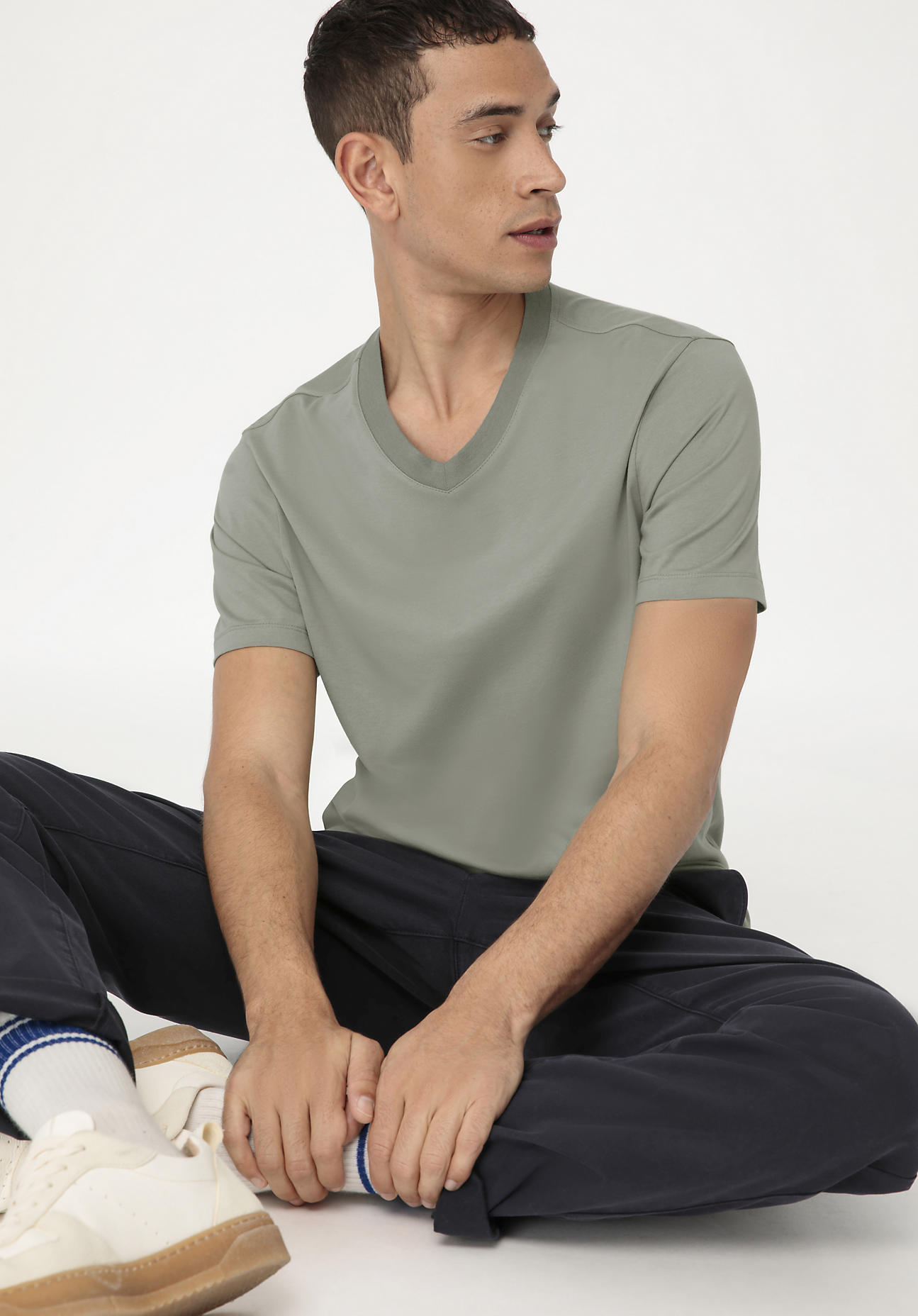 hessnatur Herren V-Shirt Regular aus Bio-Baumwolle - grün Größe 46