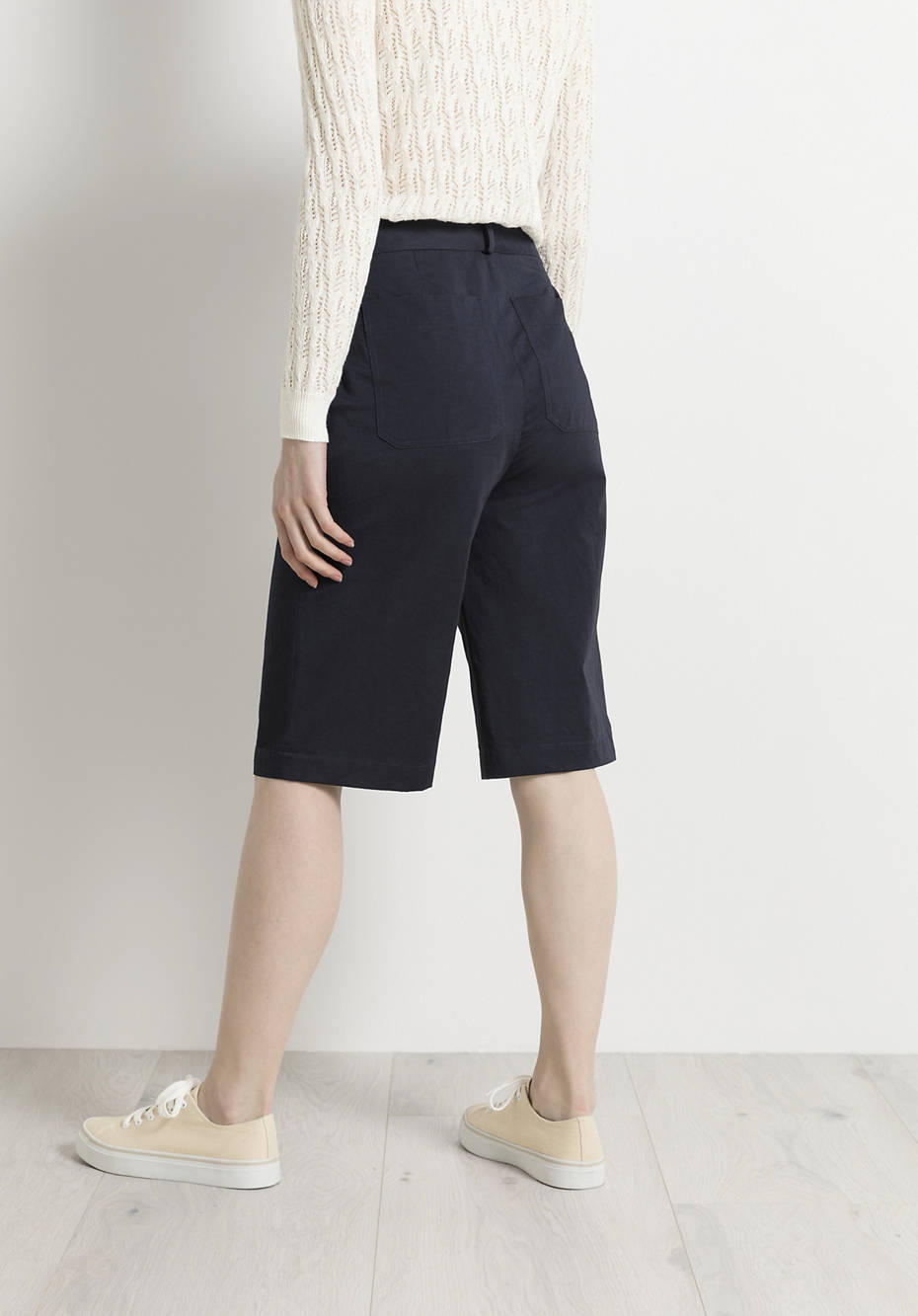 Bermuda shorts made of organic cotton with linen