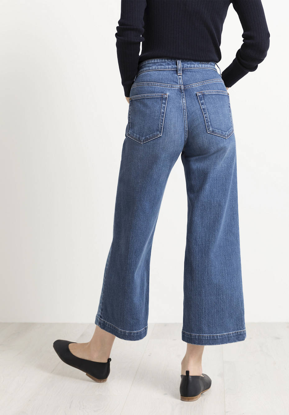 Cropped flared jeans made of organic denim