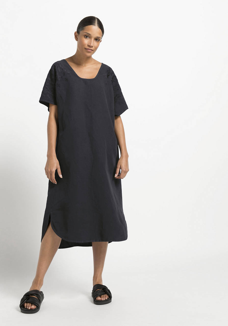 Dress with embroidery in linen with organic cotton