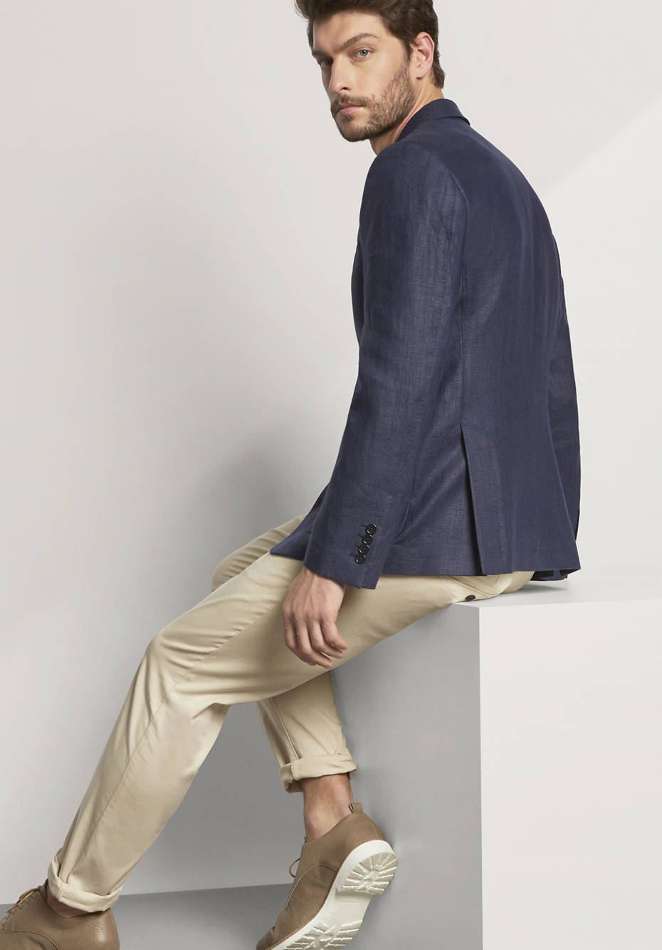 Leinen sakko herren Entdecken Sie die komplette Herren-Kollektion mit smarten Blazern, die Sie je nach Gelegenheit elegant oder leger kombinieren können. Ob Tweed, luxuriöser Woll-Mix, Kaschmir, Seide, softe Baumwolle, Jersey oder Leinen – alle Anzugjacken werden mit makelloser Präzision gefertigt.