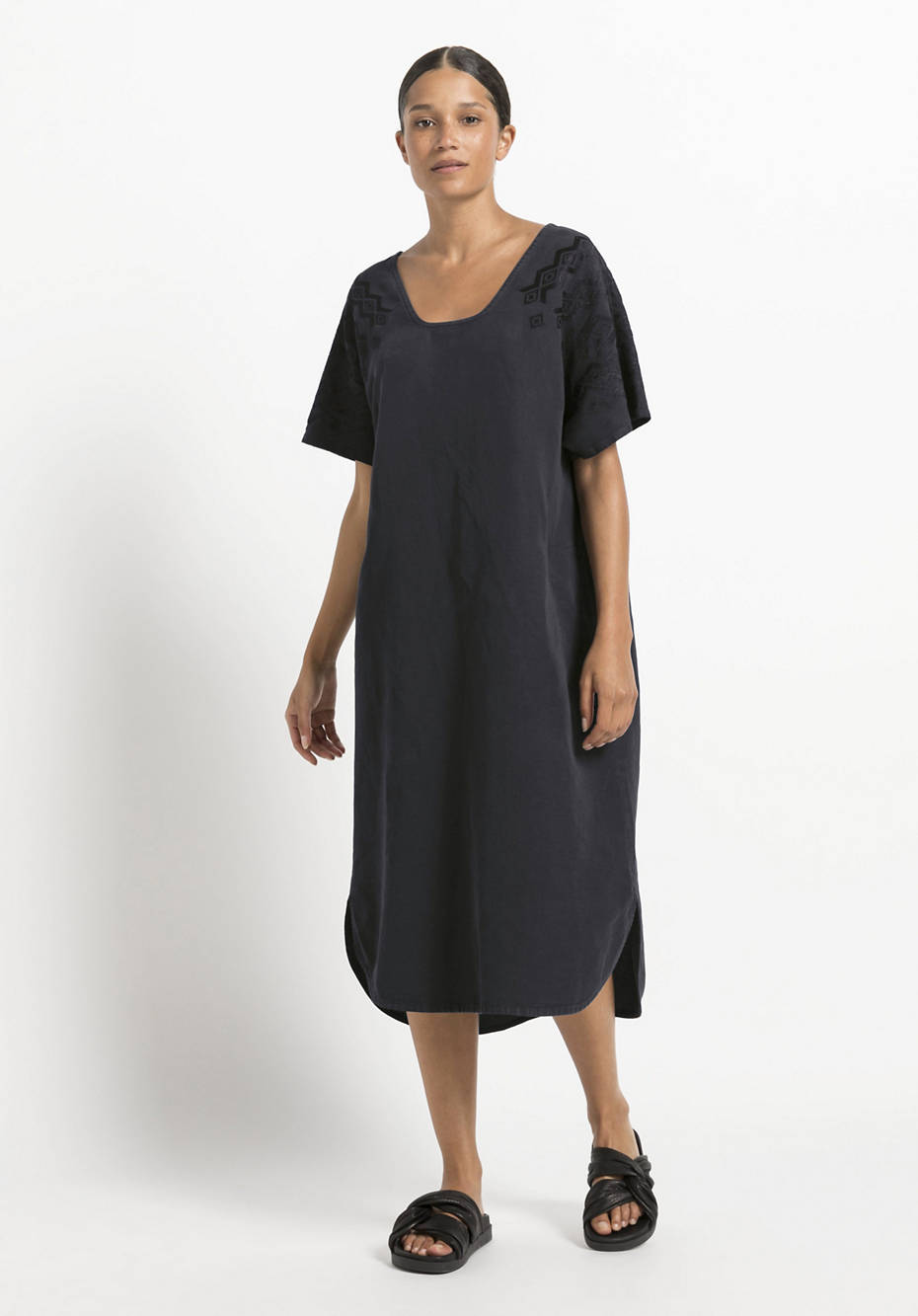 Kleid mit Stickerei aus Leinen mit Bio-Baumwolle