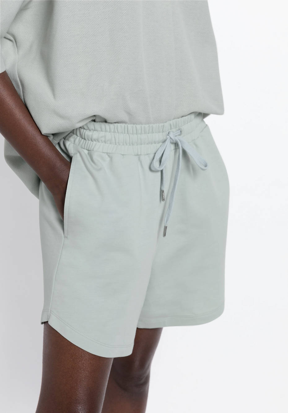 Plant-dyed shorts made from organic cotton with kapok