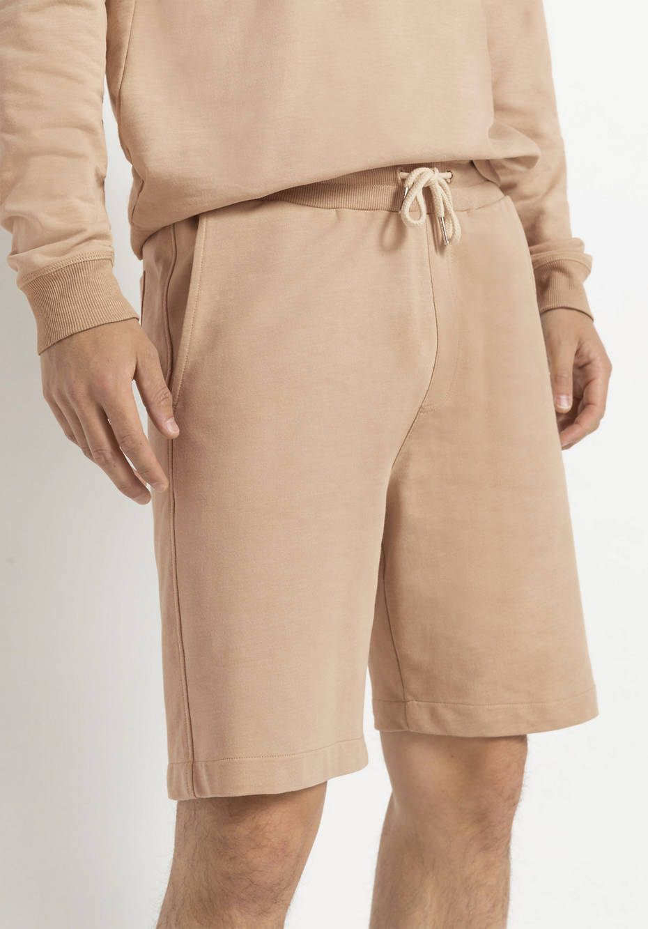 Plant-dyed sweat shorts made from organic cotton with kapok