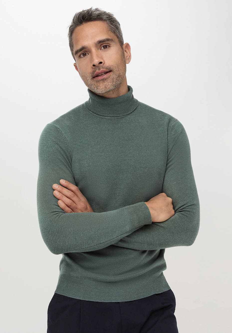 Regular turtleneck sweater made of virgin wool with cashmere