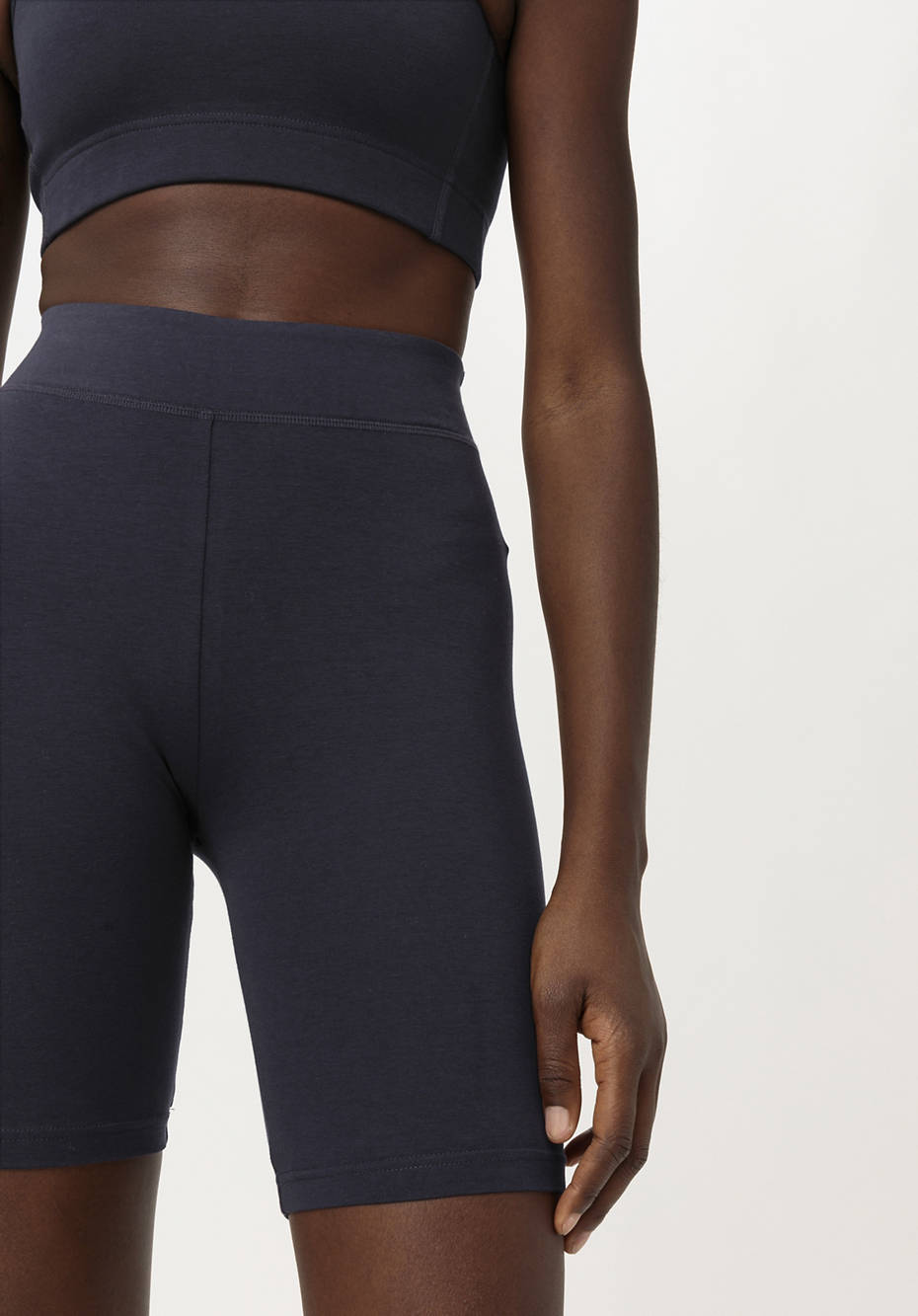 Short sports leggings made from organic cotton