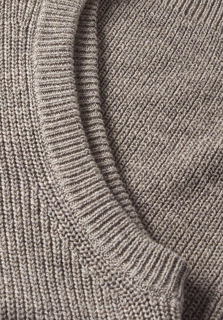 V-neck sweater made of organic cotton with linen