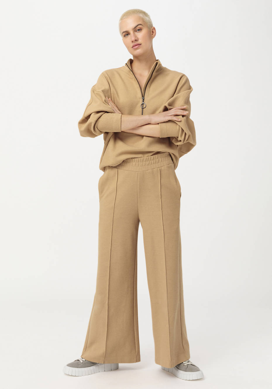 Wide sweatpants made from organic cotton with kapok