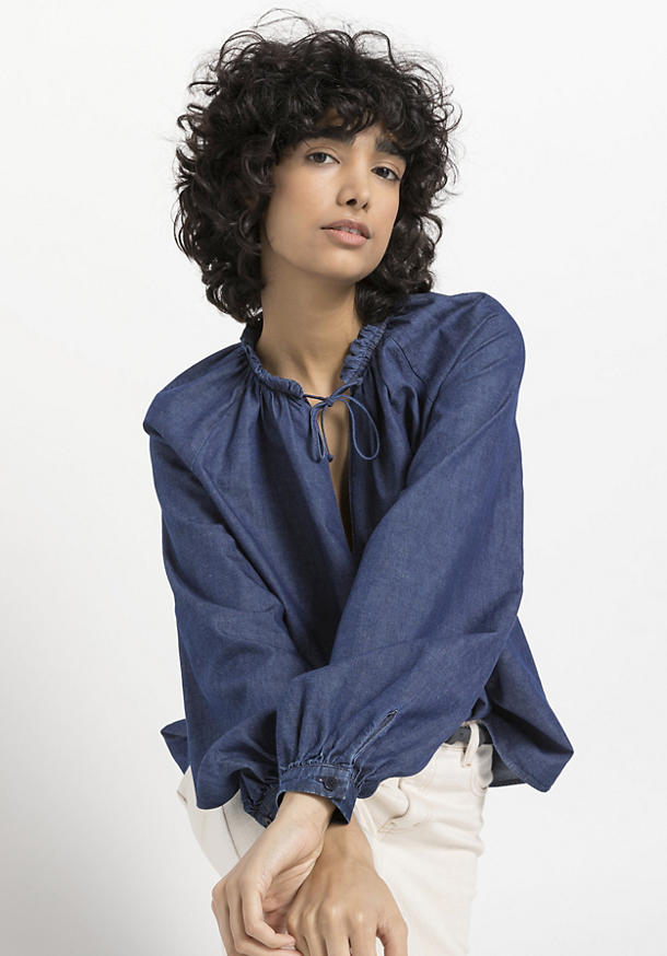Light denim blouse with linen