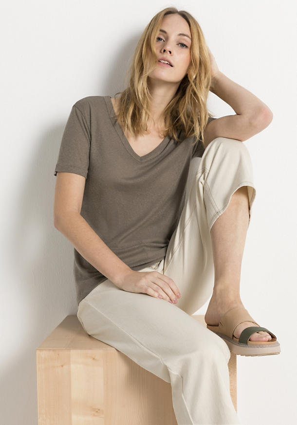 V-shirt made of organic cotton with silk and linen