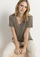 V-shirt made of organic cotton with silk and linen