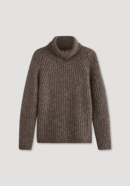 Alpaca turtleneck sweater with organic cotton