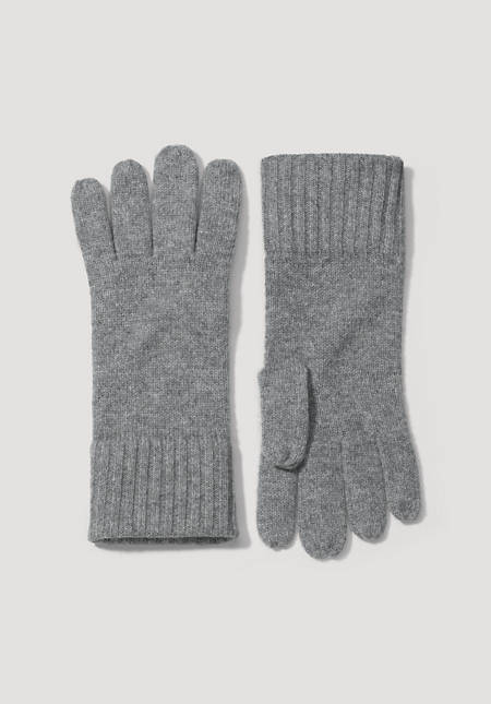 Finger gloves made of virgin wool with cashmere