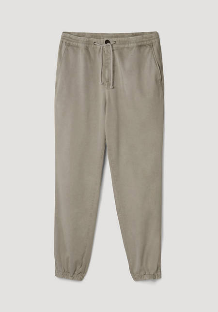 Jogging pants made from mineral-dyed organic cotton