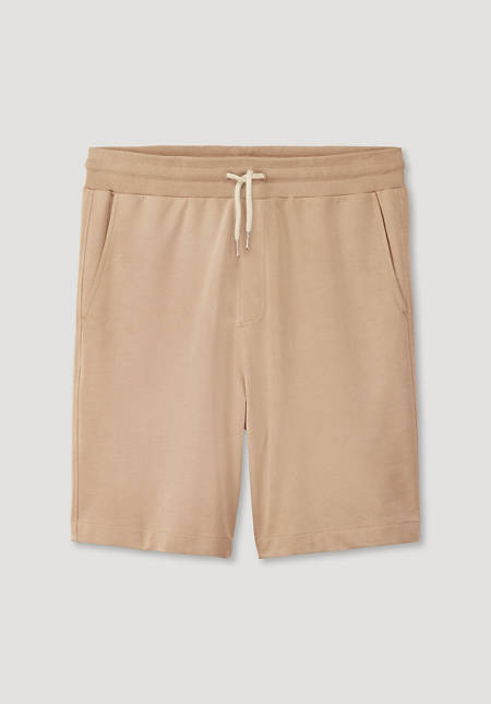 Plant-dyed sweat shorts made from organic cotton with kapok