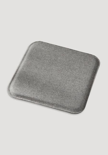 Square felt cushions made of virgin wool