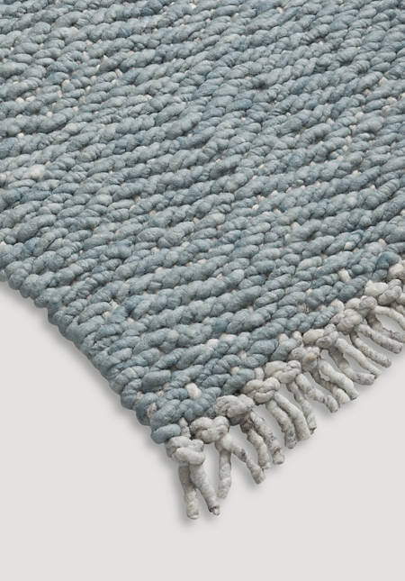 Structured carpet made of pure new wool