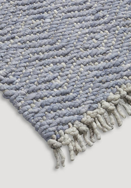 Structured carpet made of pure new wool