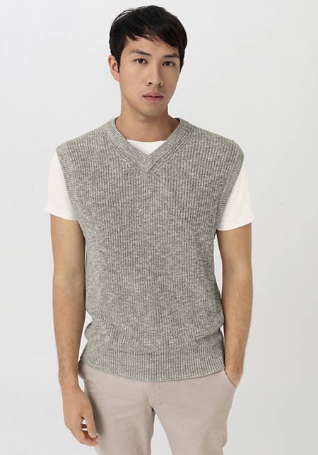 V-neck sweater made of organic cotton with linen