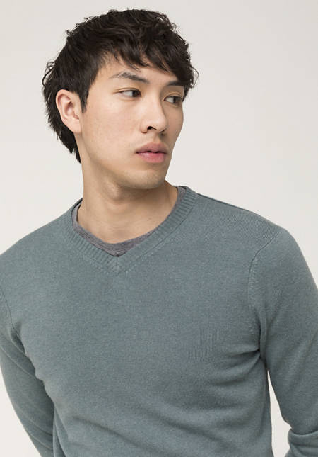 V-neck sweater made of virgin wool with cashmere