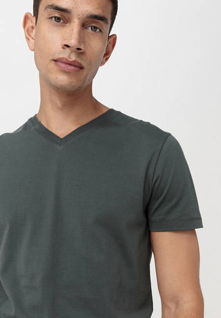 V-shirt made from pure organic cotton