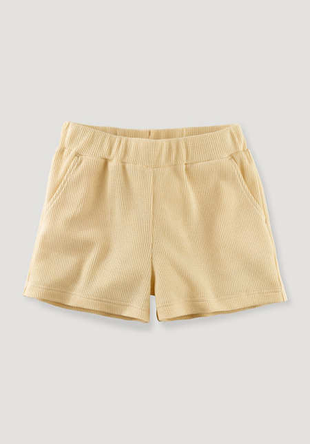 Plant-dyed piqué shorts made from organic cotton with kapok
